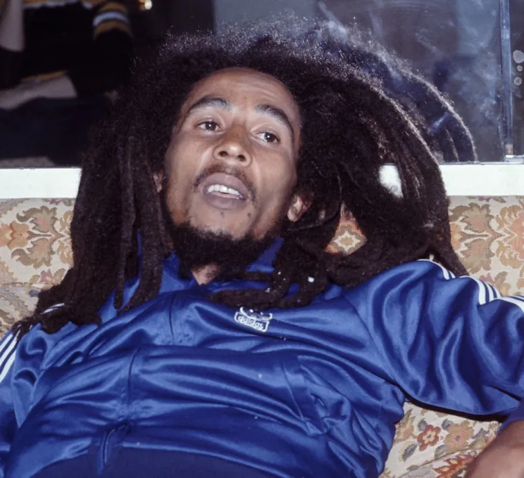 Godine 1972. Marley je upoznao učitelja likovnog po imenu Keith Baugh u Londonu. Dok je s njim razgovarao, Marley se požalio da britanske radio postaje ne puštaju njegove pjesme te da si ne može priuštiti kartu za avion za Jamajku. Baugh, koji je predavao u školi Peckham Manor u južnom Londonu, rekao je da bi sviranje za njegove učenike moglo biti dobar reklamni trik. Ubrzo nakon toga Marley se pojavio u školi s Jonnyjem Nashom, američkim soul pjevačem, koji je u to vrijeme bio veća zvijezda. Svjedoci su ispričali za BBC kako su, u vrijeme ručka, odsvirali 45-minutni set za zbunjene učenike, a zatim su odgovarali na pitanja djece i svih impresioniranih njihovom svirkom.