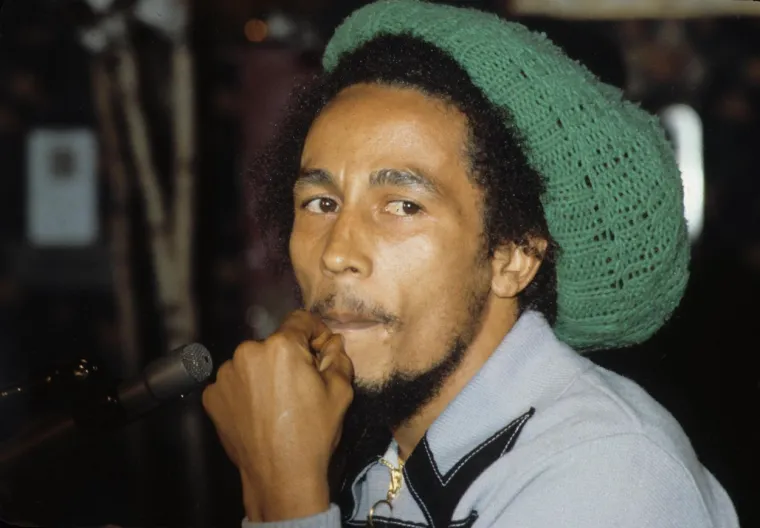 Prema Marleyevom dugogodišnjem prijatelju Tonyju Gilbertu, hit &quot;Every little thing gonna be all right&quot; nastao je vrlo jednostavno: &quot;Bob je bio inspiriran mnogim stvarima oko sebe, promatrao je život. Sjećam se Three little birds. Bile su to lijepe ptice, kanarinci, koji bi dolazili do njegovog prozora u Hope Roadu.&quot; Osim hitova koji su pokorili top liste, Marley je imao imidž reggae zvijezde u pop kulturi s cigaretom u ruci, njegovo lice s listom marihuane je bilo naslikano na svemu, od majica i šešira do pepeljara i papira za motanje. Ali njegovo zagovaranje ljekovitog bilja bilo je ozbiljnije nego što bi to sugerirali ti posteri. Kao rastafarijanac, pušenje trave bio je vjerski ritual za Marleya, koji je cijelim srcem vjerovao u njezina duhovna i ljekovita svojstva. Marley je navodno pušio oko 18 jointa dnevno te je tvrdio: &quot;Trava je biljka. Biljka je dobra za sve.&quot; Imanje Marley pokrenulo je vlastitu marku kanabisa, Marley Natural Fine Cannabis, 2016. u pokušaju da uđe na tržište medicinske marihuane.