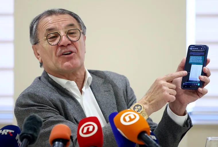 Novinarka tog portala ističe da Mamić nosi brend Audemars Piguet.