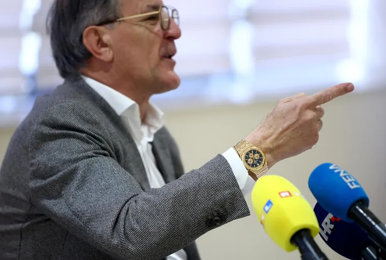 Pi&scaron;e da je Zdravko obogatio kolekciju satova referencom 26239OR s plavim brojčanikom. Riječ je o modelu izrađenom u roza zlatu s plavim tapiserom brojčanika. Promjer mu je 41 mm, te ima safirno staklo na prednjoj i stražnjoj strani.