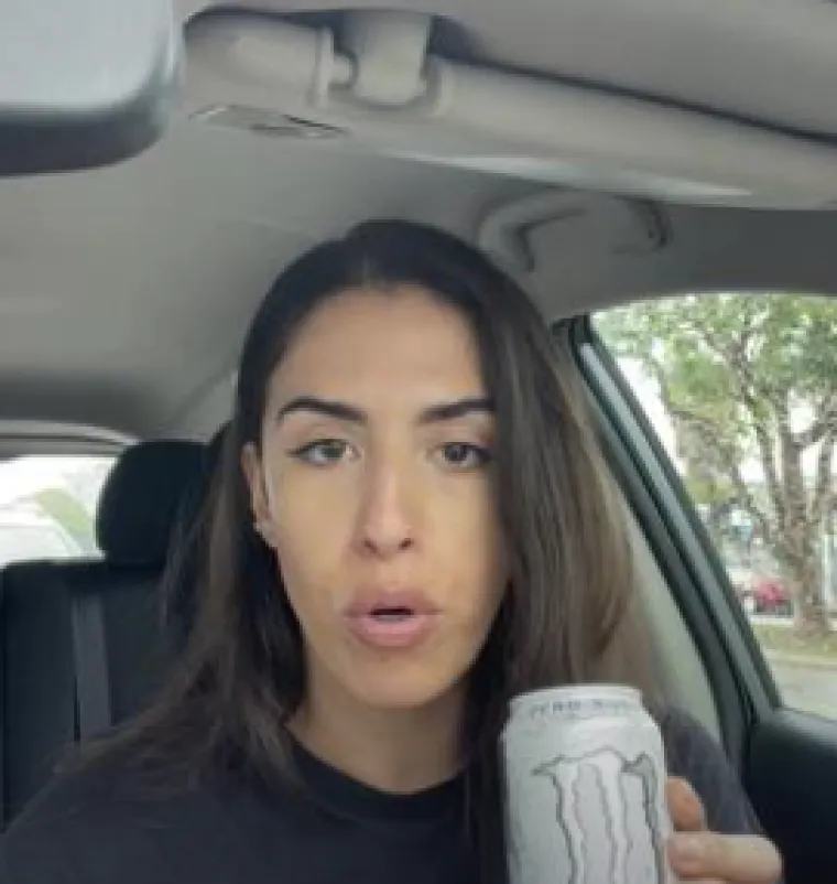 Nekada je spojeve stalno nalazila na internetu. Radila je mnogo, pa su joj izlasci bili &apos;ispušni ventil&apos;. Ali izvan posla i izlazaka, zapravo nije imala osjećaj svog identiteta. Kad se dečko s kojim se viđala otprilike tri do četiri mjeseca nije htio vezati, prekinula je s njim i odlučila potpuno prestati izlaziti. 