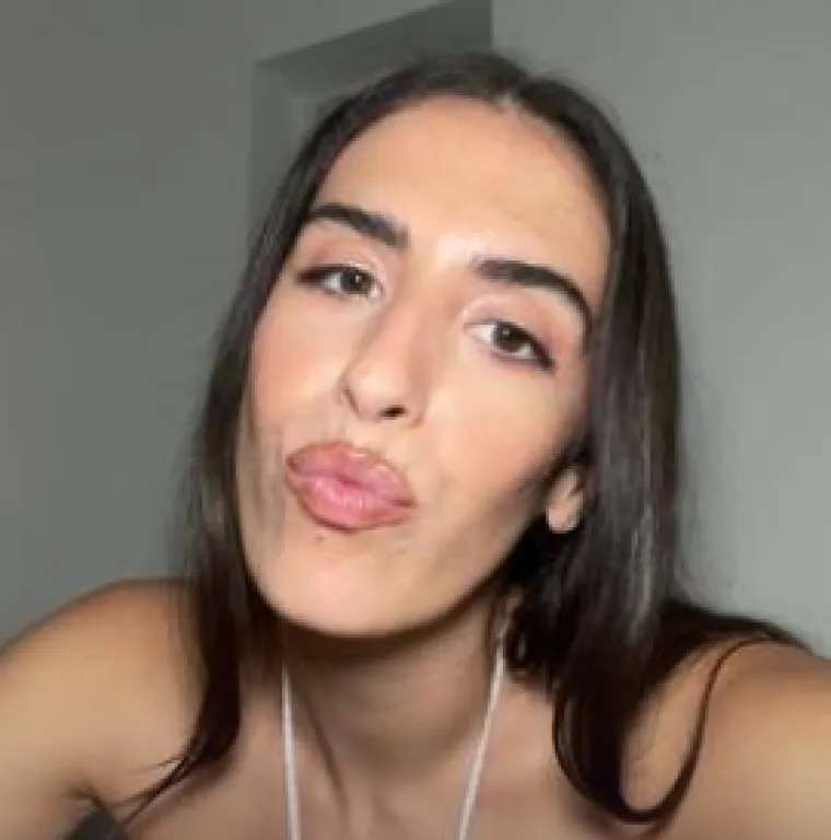 Također su je prijateljice pokušavale spojiti s muškarcima, koje je ona tada izbjegavala. &apos;Bila sam na zabavi prošli vikend i dvije prijateljice su mi smjestile dečka&apos;, rekla je i priznala da je napustila zabavu. Međutim, ispunjenje koje je stekla ostajući u celibatu puno joj je vrjednije od nasumične osobe za kratki trenutak zadovoljstva, kaže. Iako nije imala seks, Brenda se nije odrekla svih fizičkih kontakta i poljubila je trojicu tipova tijekom godine.