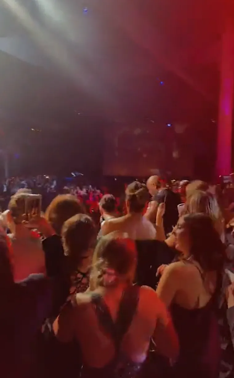 Ivana Knoll tulumarila sa slavnim facama, izvijala se u haljinici i slala puse: 'Ljudi, na afteru sam Grammyja!'