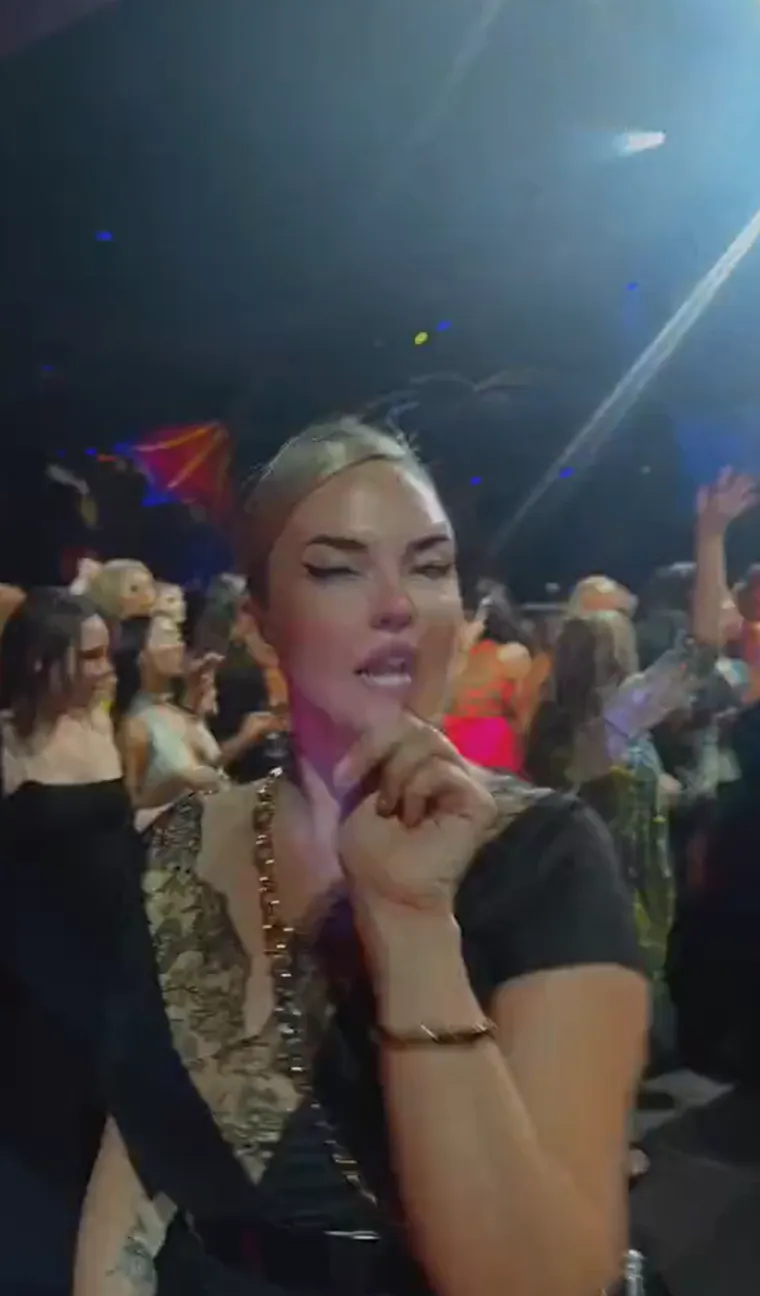 Ivana Knoll tulumarila sa slavnim facama, izvijala se u haljinici i slala puse: 'Ljudi, na afteru sam Grammyja!'