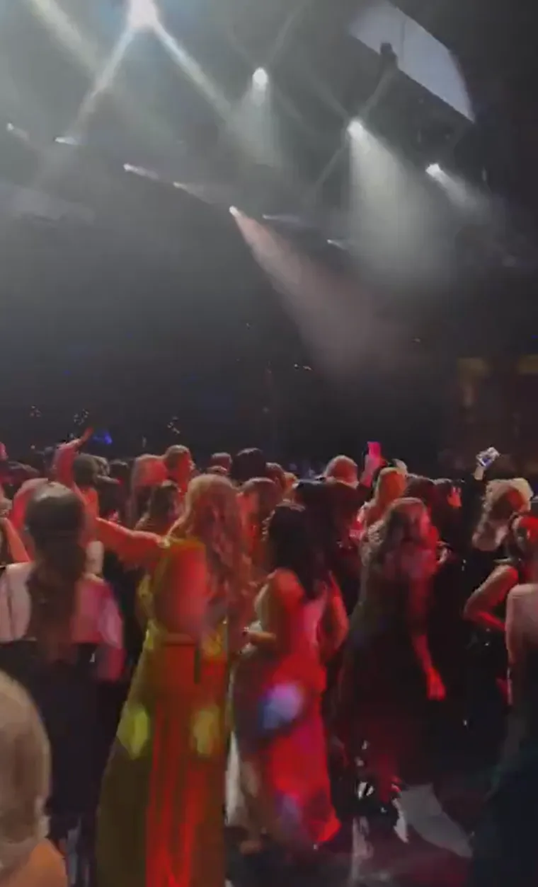 Ivana Knoll tulumarila sa slavnim facama, izvijala se u haljinici i slala puse: 'Ljudi, na afteru sam Grammyja!'