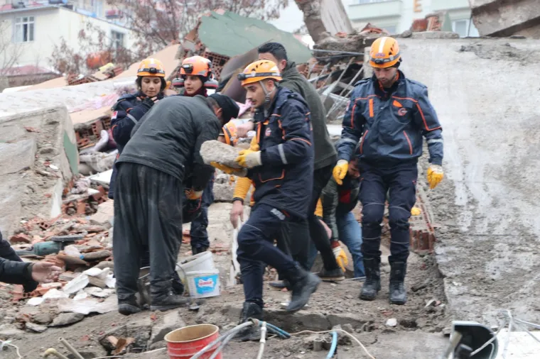 Tuga u Turskoj: Gradovi u ru&scaron;evinama, ljudi iskapaju svoje bližnje, svijet &scaron;alje pomoć