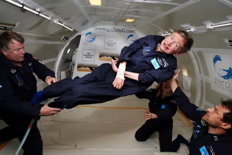 Hawking je s vremenom je izgubio i sposobnost govora, pa je s okolinom komunicirao jedino uz pomoć računalnog sintetizatora glasa.