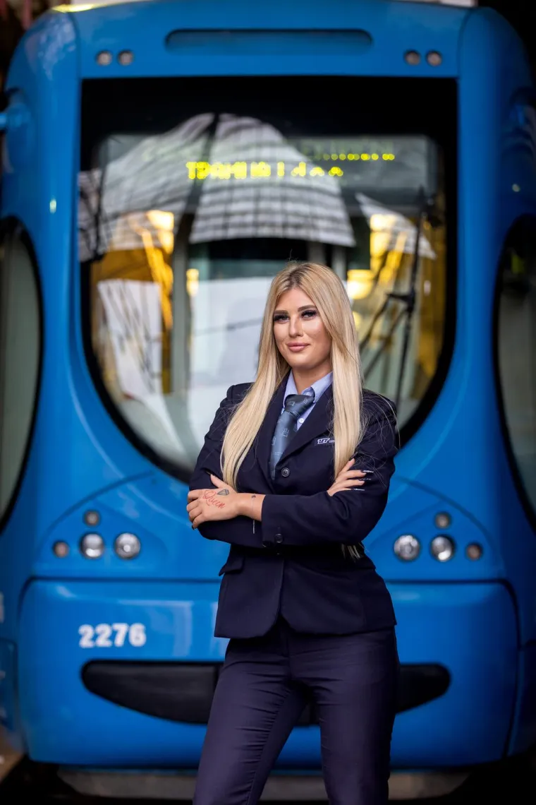 &quot;Od malih nogu sam voljela vožnje automobilima, autobusima i tramvajima. U srednjoj školi su mi prijatelji pričali da ću biti vozačica autobusa ili tramvaja i želja mi se ostvarila&quot;, rekla je Iva.