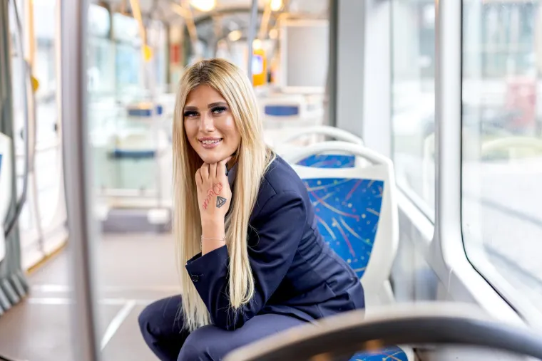 &quot;Nakon odrađenog usavršavanja slijedi period od mjesec dana kad vozimo s mentorom tj. osobom koja ima više znanja u vožnji te ga ovim putem pozdravljam&quot;, kazala je. 