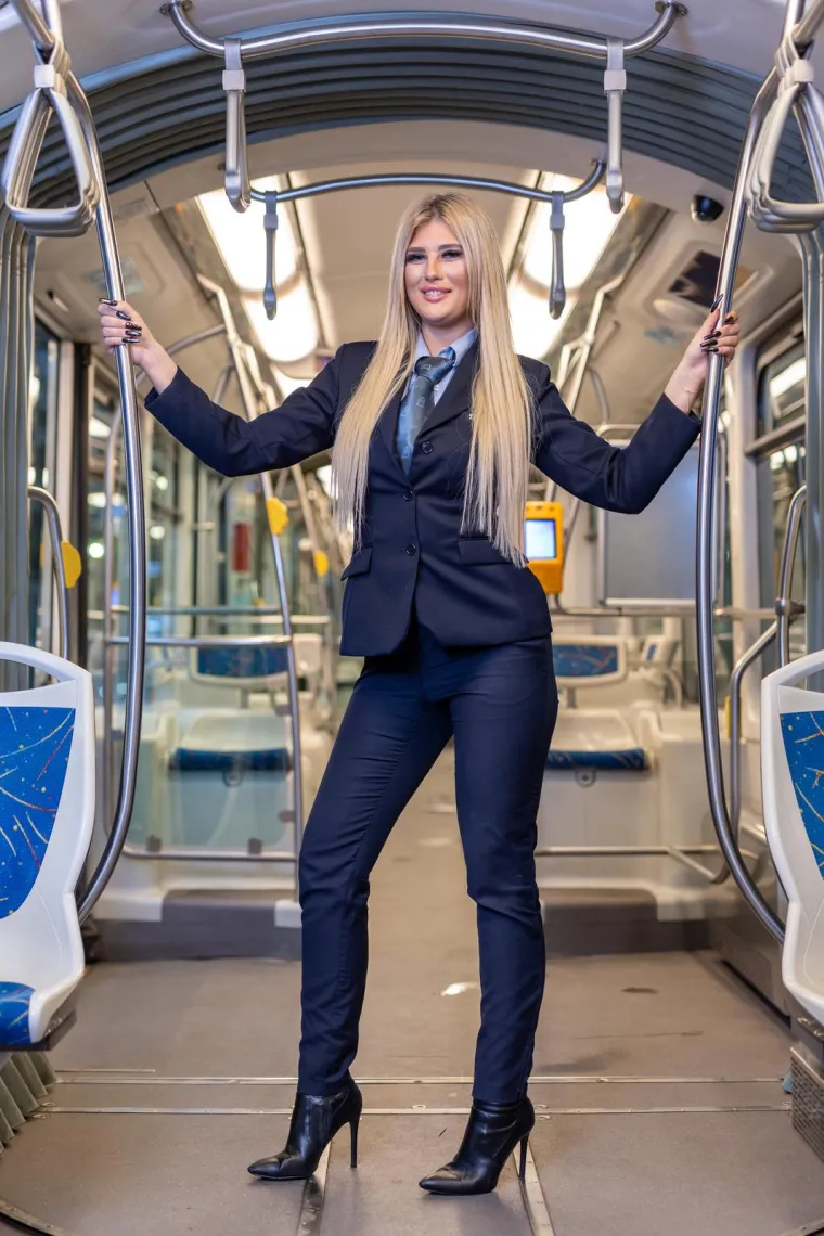 "Često mi priđu, pohvale me, nasmiju i pitaju za&scaron;to nisam umjesto vozačice tramvaja manekenka." 