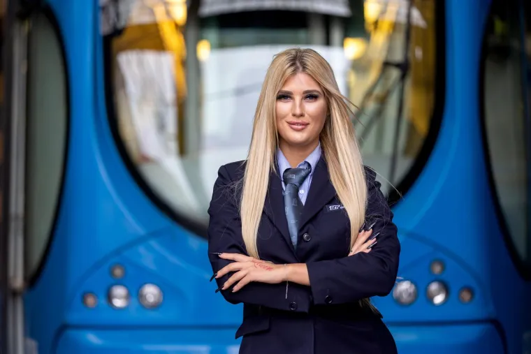 Ne staje priča o prelijepoj vozačici zagrebačkog tramvaja: Iva obožavatelje počastila novim mljac fotkama