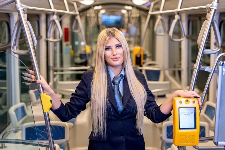 Ne staje priča o prelijepoj vozačici zagrebačkog tramvaja: Iva obožavatelje počastila novim mljac fotkama