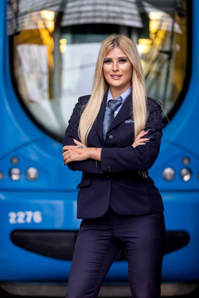 Ne staje priča o prelijepoj vozačici zagrebačkog tramvaja: Iva obožavatelje počastila novim mljac fotkama