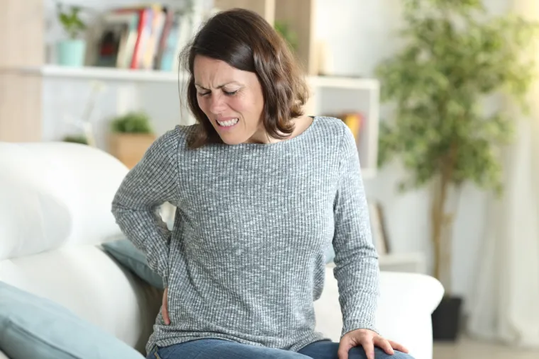 Uzroci osteoporoze: Gubitak mineralne gustine kostiju je normalna pojava pri starenju. Međutim, u nekim situacijama se ona odvija brže nego što je to normalno. To se, recimo, događa kod žena u prvim godinama menopauze, ali ima i drugih razloga. Posebnu pažnju trebaju obratiti žene koje uđu u ranu menopauzu, prije 45. godine, kao i one kojima su morali biti odstranjeni jajnici. Osteoporoza može da ugrozi i muškarce, posebno poslije 70. godine. I mlađe osobe pa i djeca mogu se suočiti s tim rizikom.