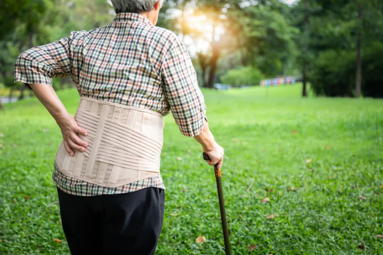 3. obiteljska povijest osteoporoze, osobito ako je kod jednog od roditelja došlo do prijeloma kuka