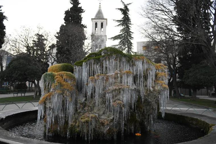 Zaledilo se more u Zablaću, smrznule se i fontane u &Scaron;ibeniku!