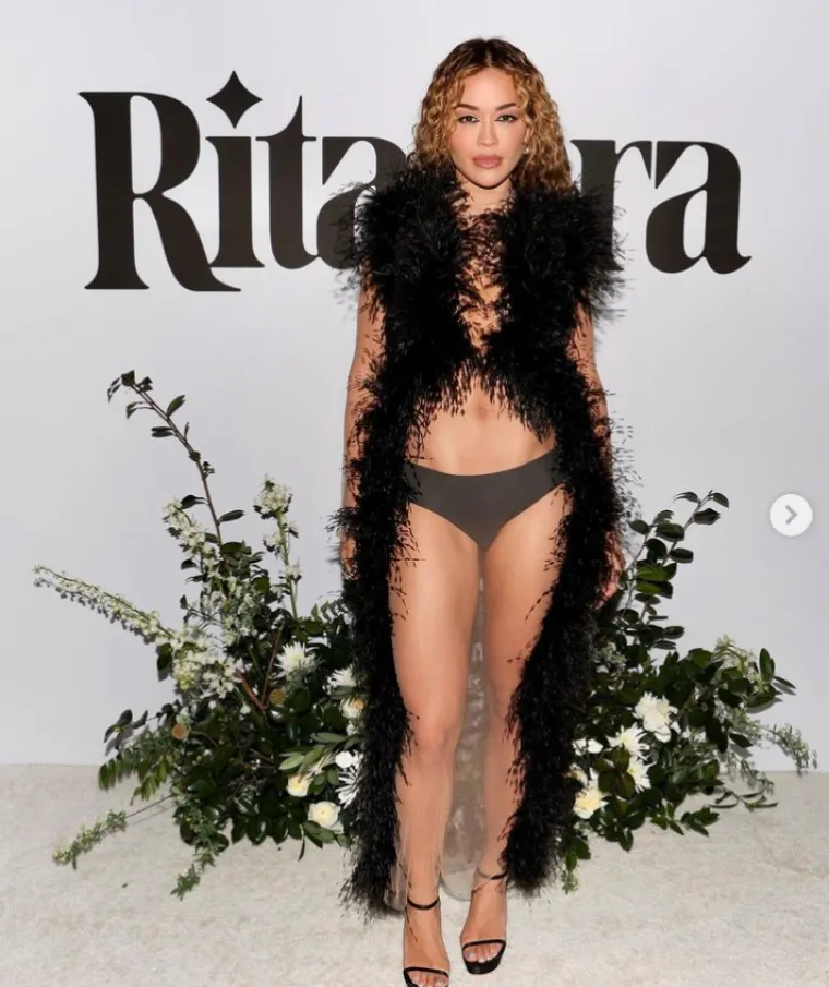 Rita Ora pojavila se na događaju samo u gaćicama, ova izazovna kreacija nije gotovo ništa sakrila