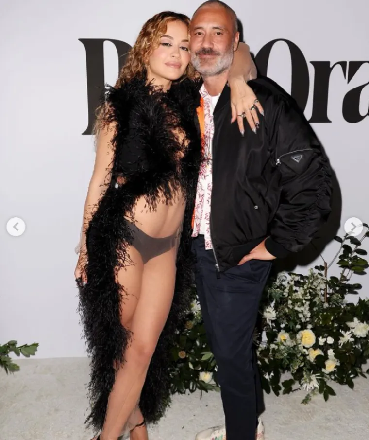 Rita Ora pojavila se na događaju samo u gaćicama, ova izazovna kreacija nije gotovo ništa sakrila