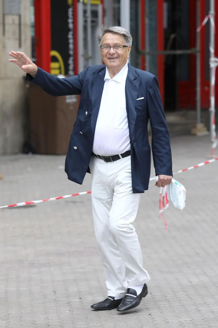 &quot;Simpatija mi je bila Milena Dravić. Nije to bila ljubav, već loženje, kako se već kaže. Ja volim samo svoju suprugu, s kojom sam u braku više od 60 godina&quot;, objasnio je Ćiro tada za Republiku.rs. Kasnije je Ćiro objasnio kakav je utjecaj na njegov izbor imala njegova majka...