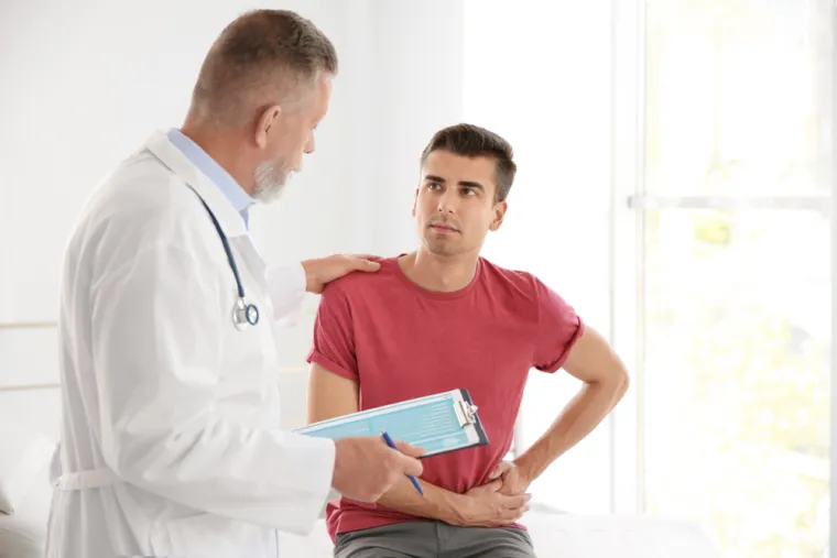 Prognoza: Rak prostate, iako drugi najčešći rak u muškaraca, ne spada u najčešće uzroke smrti. U većine starijih muškaraca mogu se, barem mikroskopskim putem otkriti zloćudne stanice, no svega 3% umire od raka prostate. Obzirom da su većina tih tumora spororastući tumor niskog stupnja zlućudnosti, stope preživljenja su izvrsne kod osoba kod kojih je dijagnosticiran u ranom stadiju. Kada se rak prostate otkrije u ranom stadiju postotak izliječenja doseže 98%. Ukoliko je bolest uznapredovala, stope izliječenja su niske. Kada se kod starijih muškaraca razviju mikroskopski tumori, oni rastu tako polako da se najčešće događa da, kako je to jedan liječnik opisao: &quot;Mnogi muškarci umiru s rakom prostate, a ne od raka prostate&quot;. U davanju bilo kakve prognoze najvažnije je odrediti stadij raka (stadij se određuje prema proširenosti zloćudnih stanica na prostatu ili izvan nje u druge organe i tkiva).