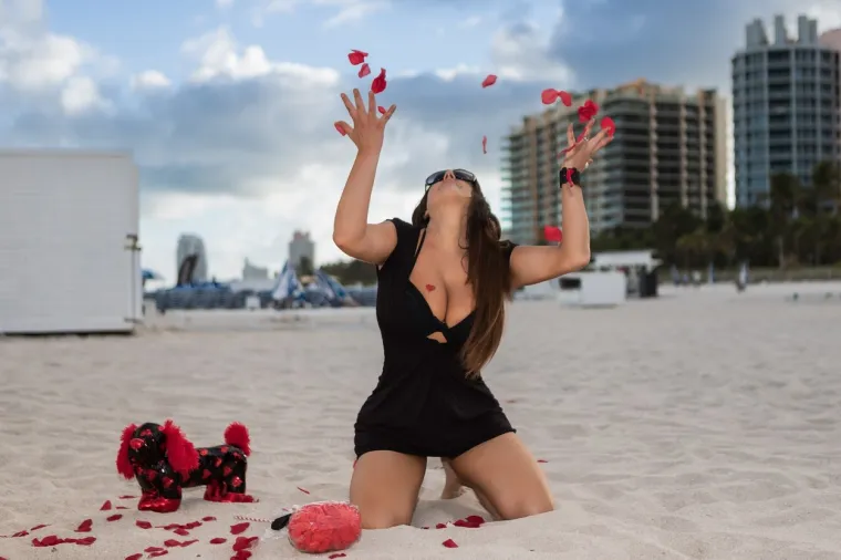 Claudia Romani časti vrućim fotkama: Najpoznatija sutkinja na svijetu radi poze od kojih zastaje dah, ovo nisu prizori za one sa slabim srcem