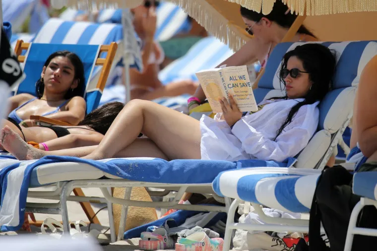 Bez imalo zadrške ističe ono što većina žena skriva, ni najmanji mogući bikini s tangicama ne predstavlja joj problem