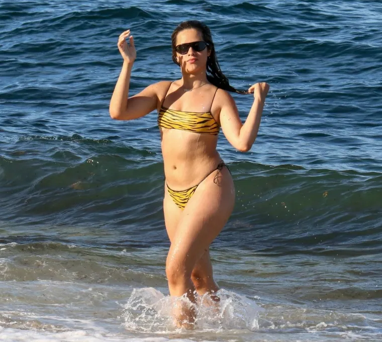 Bez imalo zadrške ističe ono što većina žena skriva, ni najmanji mogući bikini s tangicama ne predstavlja joj problem