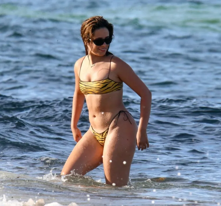 Bez imalo zadrške ističe ono što većina žena skriva, ni najmanji mogući bikini s tangicama ne predstavlja joj problem