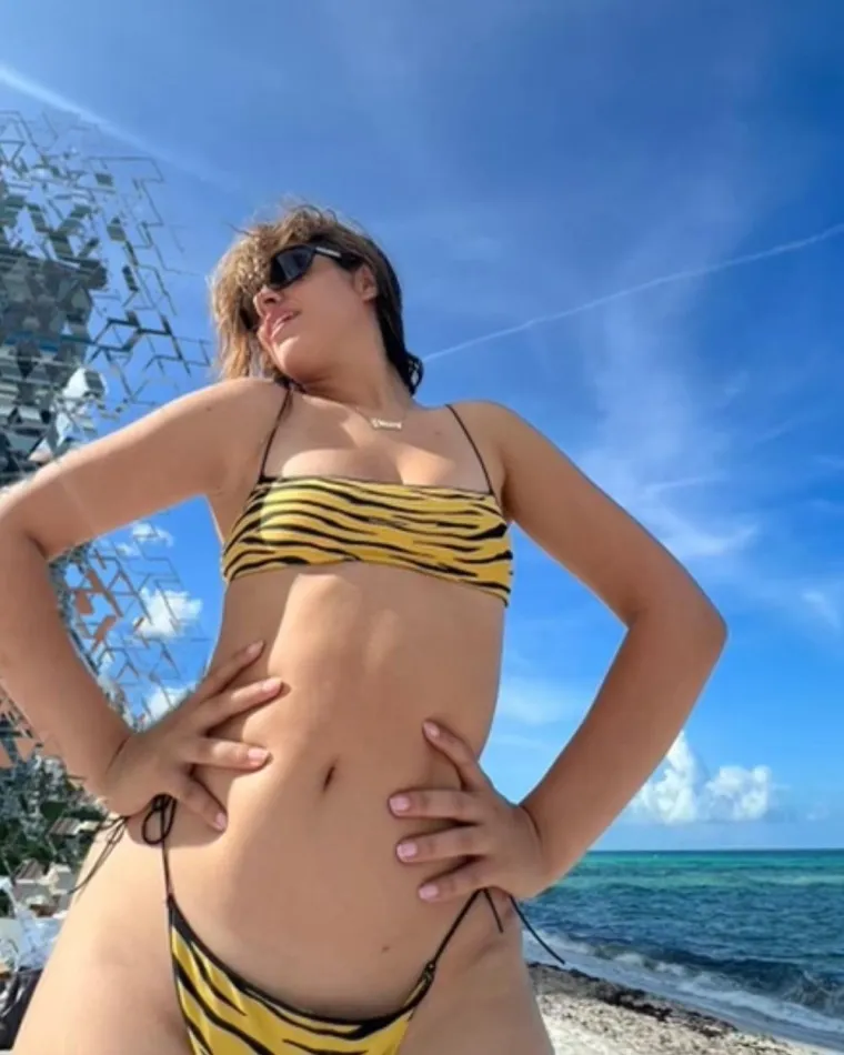 Bez imalo zadrške ističe ono što većina žena skriva, ni najmanji mogući bikini s tangicama ne predstavlja joj problem