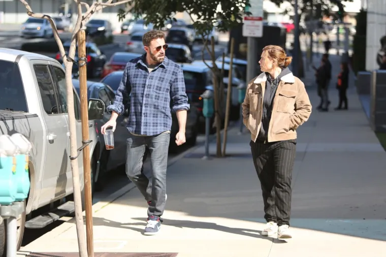 Ben Affleck nakon svađe s Jennifer Lopez uhvaćen s misterioznom ženom: Ni tamne naočale nisu mogle skriti njegov izraz lica