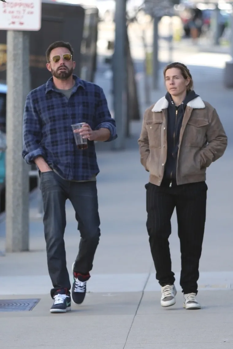 Ben Affleck nakon svađe s Jennifer Lopez uhvaćen s misterioznom ženom: Ni tamne naočale nisu mogle skriti njegov izraz lica