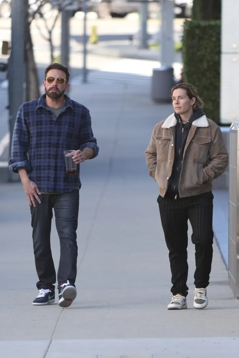 Ben Affleck nakon svađe s Jennifer Lopez uhvaćen s misterioznom ženom: Ni tamne naočale nisu mogle skriti njegov izraz lica