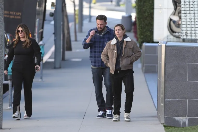 Ben Affleck nakon svađe s Jennifer Lopez uhvaćen s misterioznom ženom: Ni tamne naočale nisu mogle skriti njegov izraz lica