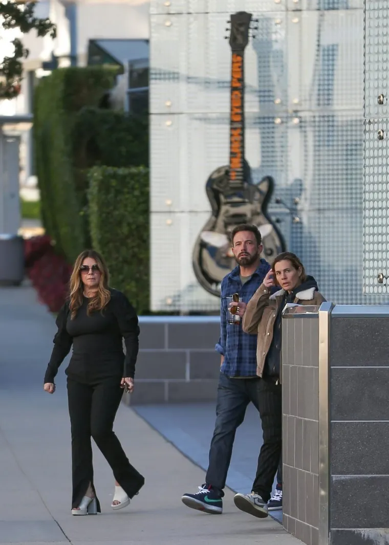 Ben Affleck nakon svađe s Jennifer Lopez uhvaćen s misterioznom ženom: Ni tamne naočale nisu mogle skriti njegov izraz lica