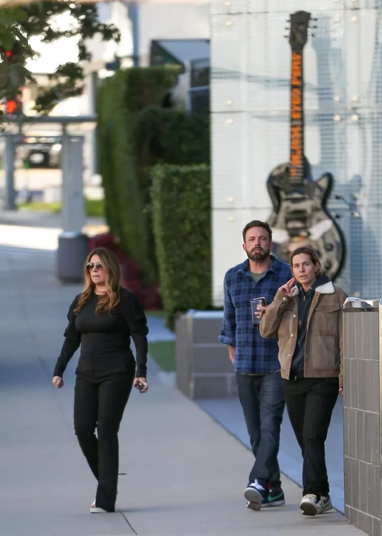 Ben Affleck nakon svađe s Jennifer Lopez uhvaćen s misterioznom ženom: Ni tamne naočale nisu mogle skriti njegov izraz lica