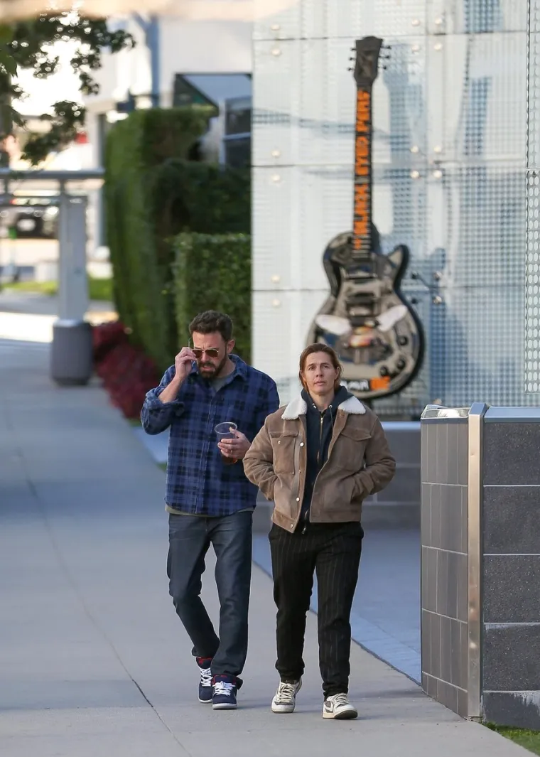 Ben Affleck nakon svađe s Jennifer Lopez uhvaćen s misterioznom ženom: Ni tamne naočale nisu mogle skriti njegov izraz lica