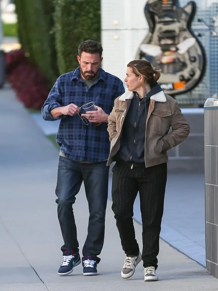 Ben Affleck nakon svađe s Jennifer Lopez uhvaćen s misterioznom ženom: Ni tamne naočale nisu mogle skriti njegov izraz lica