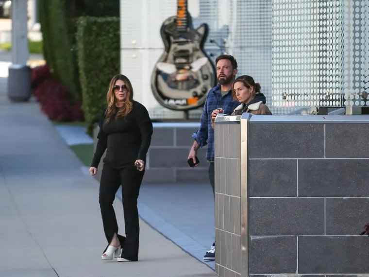 Ben Affleck nakon svađe s Jennifer Lopez uhvaćen s misterioznom ženom: Ni tamne naočale nisu mogle skriti njegov izraz lica