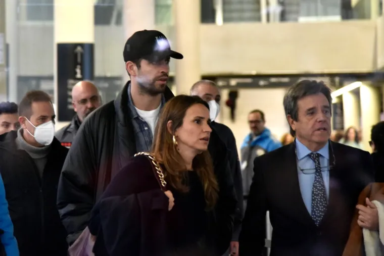 Piqueov otac navodno je otezao suđenje oko skrbništva nad sinovima Shakire i Gerarda, Milanom i Sashom, kako bi sinu osigurao najbolje uvjete, što Shakira ne misli tolerirati.