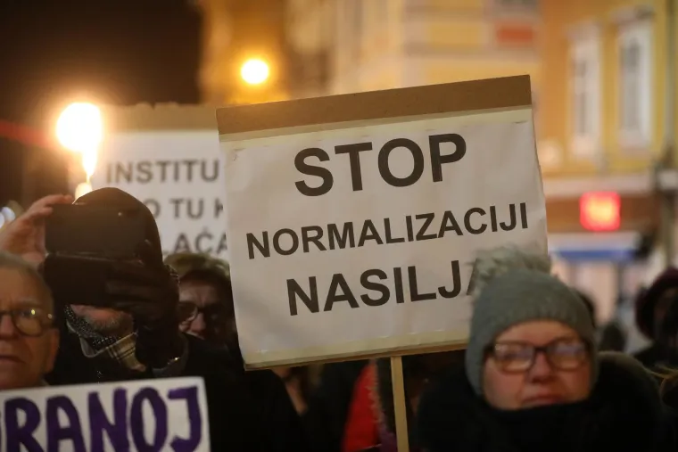 'Mijenjamo Vladu za rampu na Platku', 'Stop normalizaciji nasilja'. Riječani izašli na ulice zbog Platka