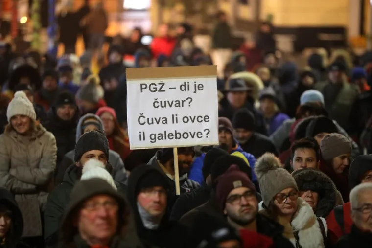'Mijenjamo Vladu za rampu na Platku', 'Stop normalizaciji nasilja'. Riječani izašli na ulice zbog Platka
