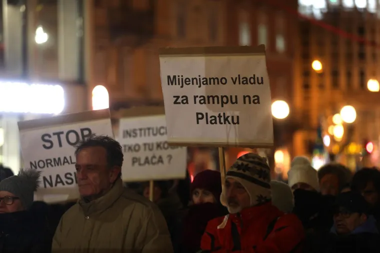 'Mijenjamo Vladu za rampu na Platku', 'Stop normalizaciji nasilja'. Riječani izašli na ulice zbog Platka