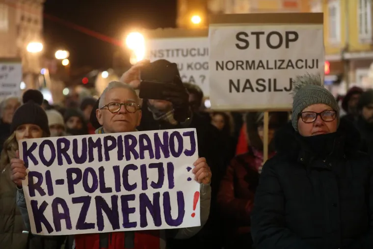 'Mijenjamo Vladu za rampu na Platku', 'Stop normalizaciji nasilja'. Riječani izašli na ulice zbog Platka