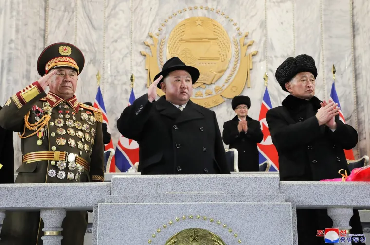 U posjetu vojarni i banketu koji je uslijedio povodom obilježavanja 75. godi&scaron;njice osnutka korejske narodne armije (KPA), Djevojčici Jue Ae (9) &ndash; za koju se vjeruje da je Kimovo drugo dijete &ndash; se pridružila i Kimova supruga, Ri Sol Ju. Korejska sredi&scaron;nja novinska agencija (KCNA) opisala je viđenje Kima i 'njegove po&scaron;tovane' kćeri kao ostvarenje sna za vojne dužnosnike na banketu. 