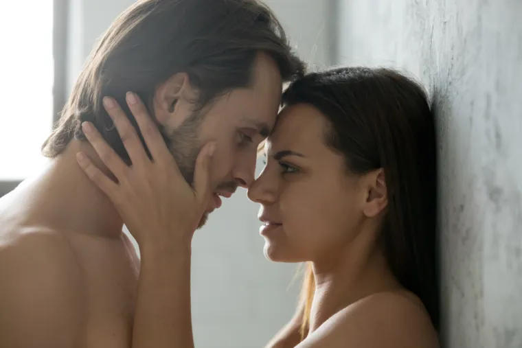 A što se tiče veza, nije tajna da seksualna kemija s vremenom nestane. Što ste dulje s nekim, ta neobjašnjiva, jaka privlačnost koja vas je spojila postaje plamen koji se drastično smanjio. Dakle, postoje li načini da preuzmete kontrolu nad svojim libidom? Nastavite čitati kako biste saznali.