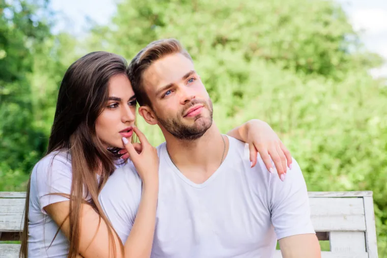 Četiri uzroka niskog libida: Iako je normalno prolaziti kroz razdoblja niskog libida, moglo bi vam pomoći da znate da postoji mnogo razloga zbog kojih se možda suočavate s padom seksualnog apetita. &quot;Postoje uglavnom četiri područja koja mogu uzrokovati nizak libido: fizički, hormonalni, psihološki i problemi u vezi&quot;, kaže seksualna terapeutkinja Danielle Bennett. 