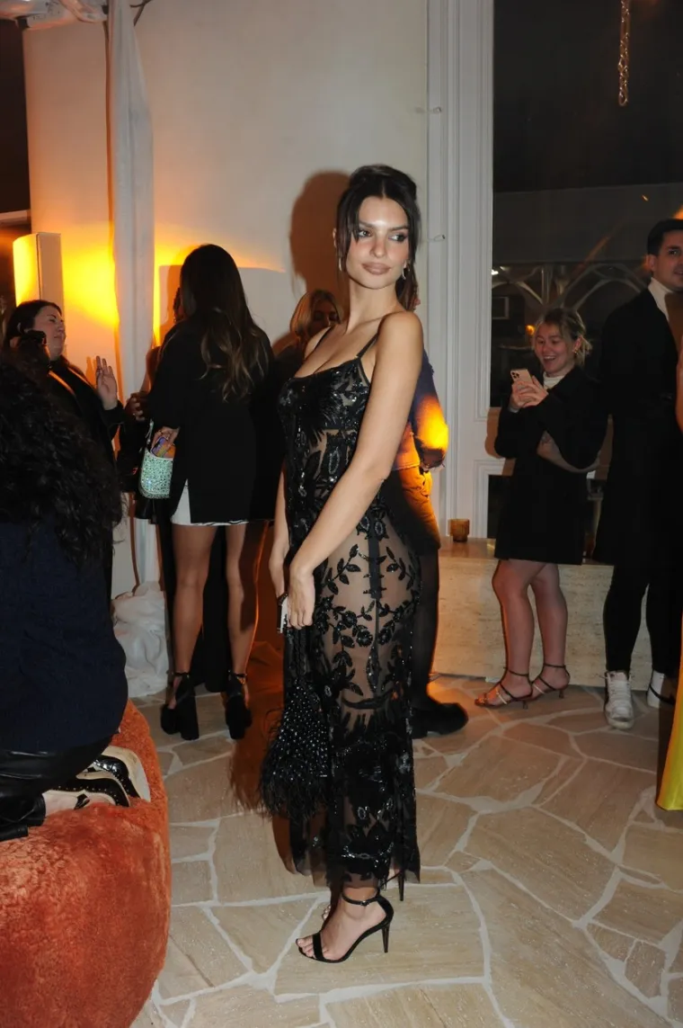 Sve su oči samo u Emily Ratajkowski gledale: Pojavila se u prozirnoj haljini koja skoro ništa nije sakrila