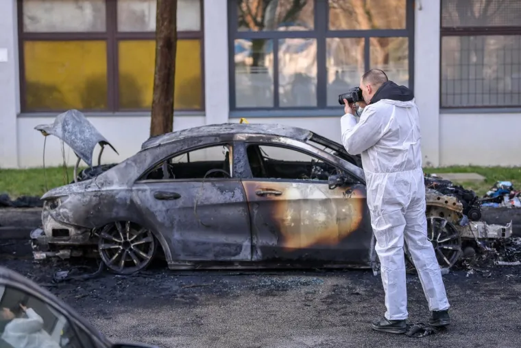 U požaru u Utrinama izgorjela tri auta, među njima i jedna od omiljenih marki brojnih Hrvata: Neće im biti lako gledati na &scaron;to liči ovaj ljepotan