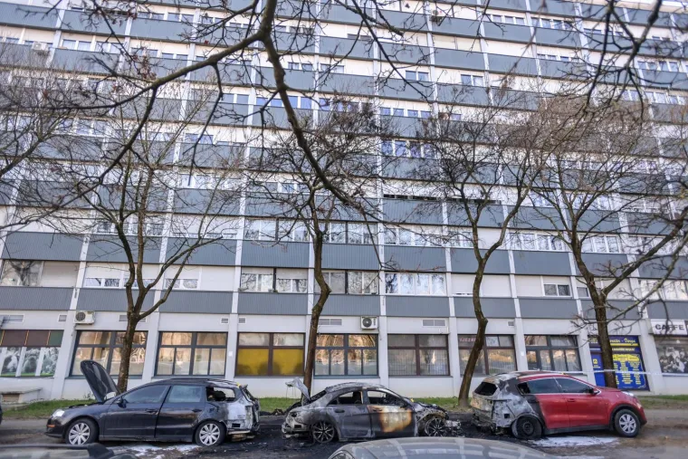 U požaru u Utrinama izgorjela tri auta, među njima i jedna od omiljenih marki brojnih Hrvata: Neće im biti lako gledati na &scaron;to liči ovaj ljepotan