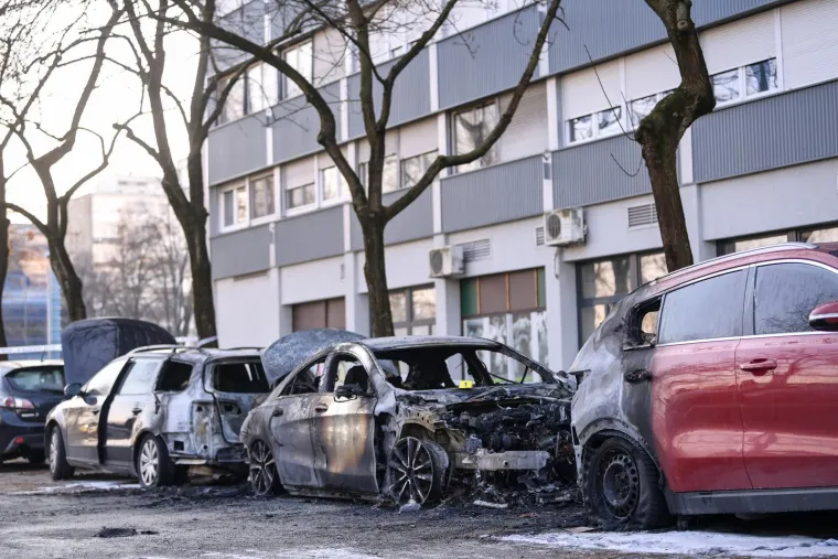 U požaru u Utrinama izgorjela tri auta, među njima i jedna od omiljenih marki brojnih Hrvata: Neće im biti lako gledati na &scaron;to liči ovaj ljepotan
